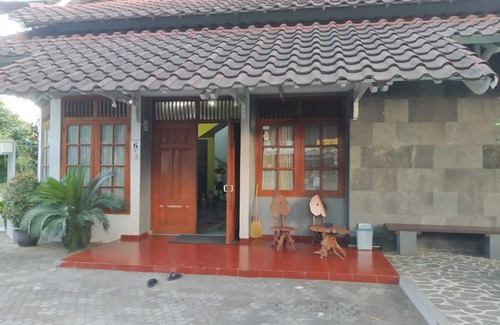 Catur Tunggal House | Embe Enem Homestay