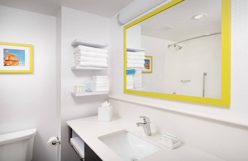 Seybold Hotel | Embrace the Miami Vibe! Free Breakfast, Outdoor Pool, Pet-friendly!