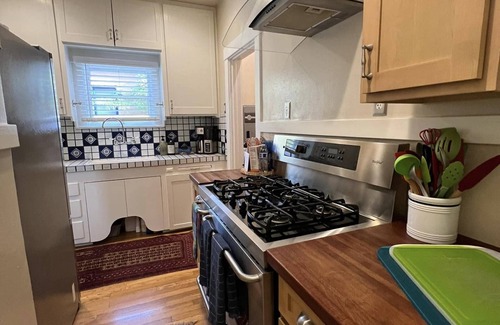 Sam Hughes House | Embrace the spirit of the Southwest at Villa Blanca, UA Stadium! Garage Parking!
