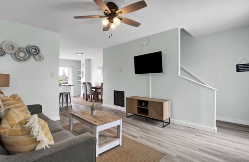 Sneads Ferry Condo | Embrace the Season: Book Your Fall & Winter Escape at 'The Good Life'! Pet F