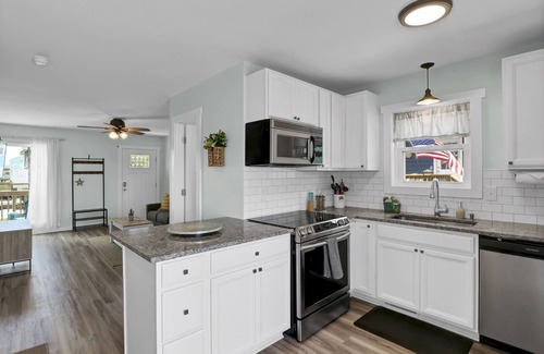 Sneads Ferry Condo | Embrace the Season: Book Your Fall & Winter Escape at 'The Good Life'! Pet F