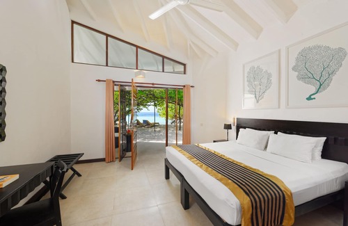 Emboodhoo Hotel | Embudu Village
