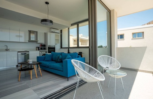 Universal Apartment | Emerald 101 1 BED - One Bedroom Apartment, Sleeps 2