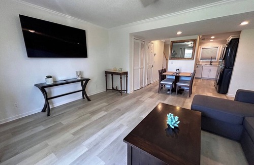 Laguna Beach Apartment | Emerald Beachy Dreams