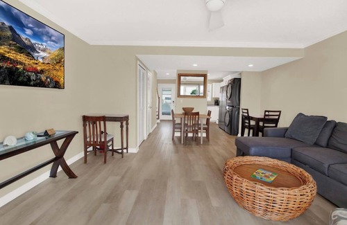 Laguna Beach Apartment | Emerald Beachy Dreams