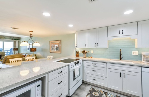 Sunnyside Condo | ‘Emerald Dreams’ Beach & Lakefront West PCB Condo
