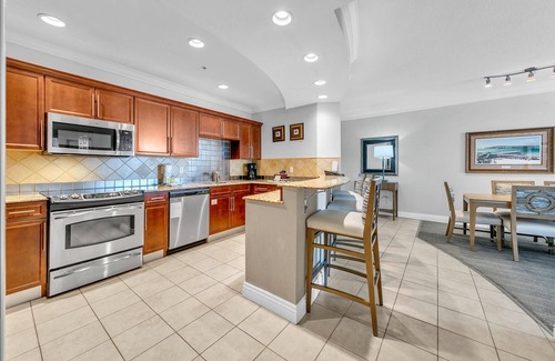 Destin Condo | Emerald Grande 603 😎 Over the Pool ⛱️⛱️ Beach Serv Included ⛵️⛵️ EV Chargers 🐠⚓️🦀