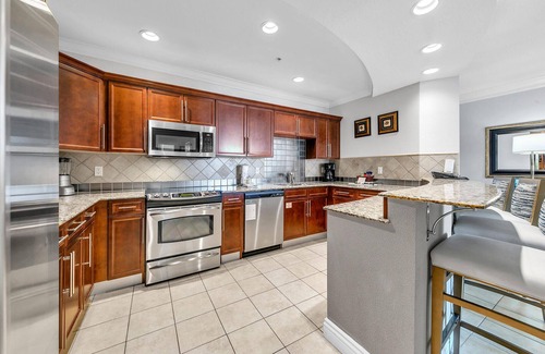 Destin Condo | Emerald Grande 603 😎 Over the Pool ⛱️⛱️ Beach Serv Included ⛵️⛵️ EV Chargers 🐠⚓️🦀