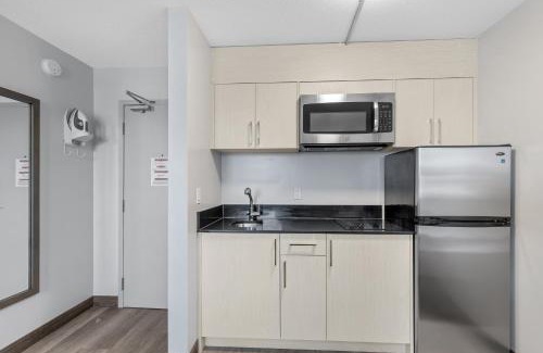 Calgary Hotel | Emerald Hotel & Suites Calgary Airport