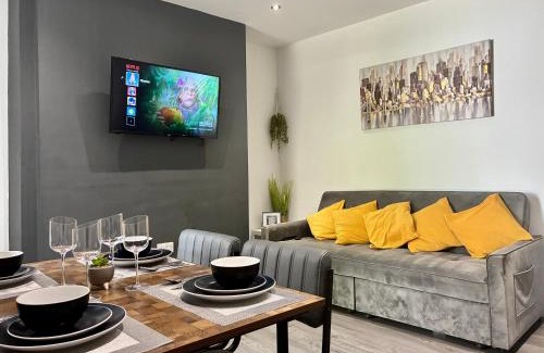 Castle House | Emerald Living, 4 bedrooms, sleeps 7, free parking in the heart of Swansea!