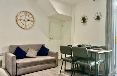 Castle House | Emerald Living, 4 bedrooms, sleeps 7, free parking in the heart of Swansea!