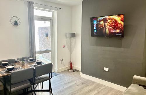 Castle House | Emerald Living, 4 bedrooms, sleeps 7, free parking in the heart of Swansea!