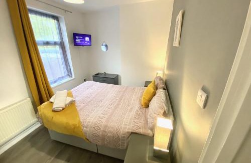 Castle House | Emerald Living, 4 bedrooms, sleeps 7, free parking in the heart of Swansea!