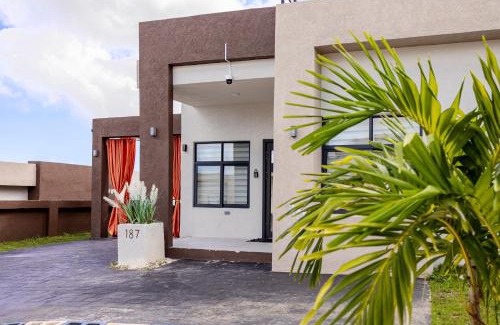Runaway Bay House | Emerald SunDara Villa Ochi