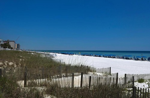 Destin House | Emerald Towers 1103