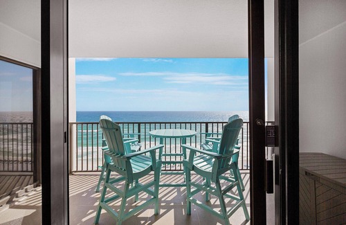 Destin Condo | Emerald Towers 1104 - Gulf Front, Heated Community Pool, Tennis + Fitness!