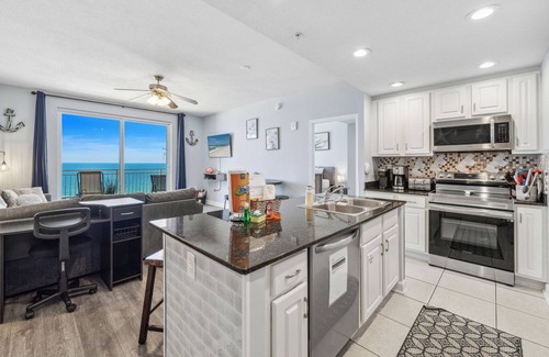 Panama City Beach Condo | EmeraldChic 2bd condo, steps to Panama City Beaches close to Shipwreck Waterpark
