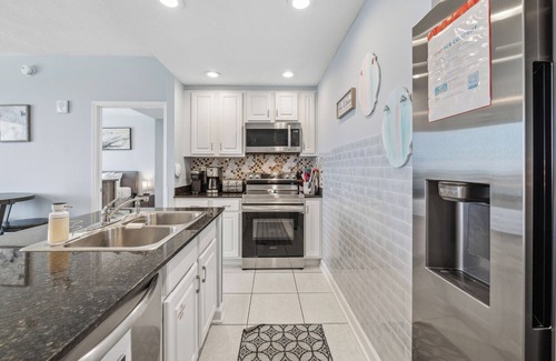 Panama City Beach Condo | EmeraldChic 2bd condo, steps to Panama City Beaches close to Shipwreck Waterpark