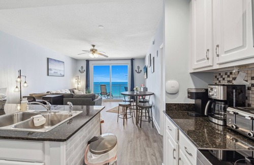 Panama City Beach Condo | EmeraldChic 2bd condo, steps to Panama City Beaches close to Shipwreck Waterpark