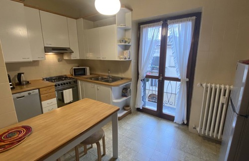 Citta Antica Apartment | Emilei- VERONA JOURNEYS WITH BALCONY AND PARKING