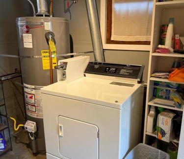 Snohomish Apartment | Emily's Escape AC Smart TV and Covered Parking