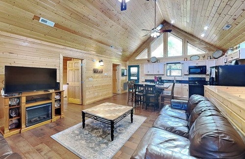 Gatlinburg - Pigeon Forge Cabin | Emily's Hideaway | Mtn Views, Hot Tub, Pool Table