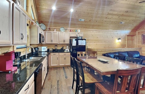 Gatlinburg - Pigeon Forge Cabin | Emily's Hideaway | Mtn Views, Hot Tub, Pool Table