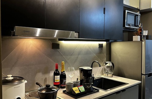 Highway Hills Condo | EmmaSleep, DysonFan, Netflix, Disney+, PS4™ - 1BR w/Balcony - City & Pool View
