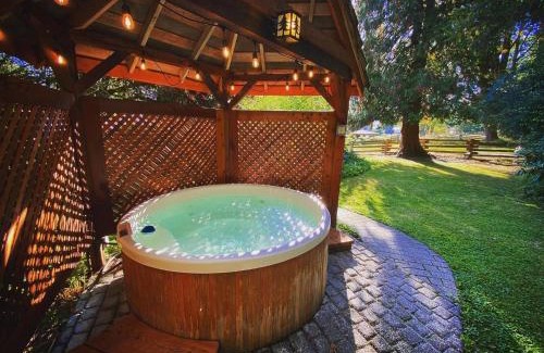 Ashford House | Emmons Suite at Ashford Lodge: Hot Tub, Projector!