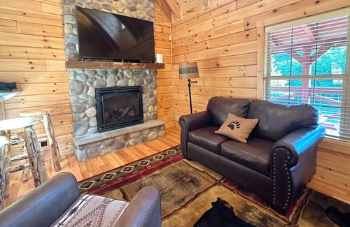 Gatlinburg - Pigeon Forge Cabin | **Emmy Bears Cabin**