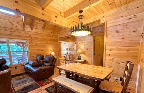 Gatlinburg - Pigeon Forge Cabin | **Emmy Bears Cabin**