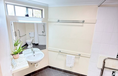 Emu Park Resort | Emu Park Beach Resort, Disable room
