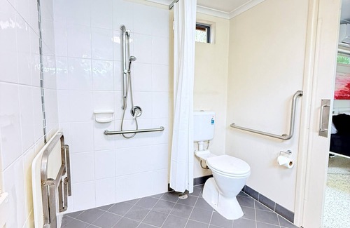 Emu Park Resort | Emu Park Beach Resort, Disable room
