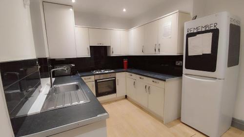 Eccles House | En-suite Double-Bedroom in the Heart of Eccles Manchester BH5 Perfect for Short Stays