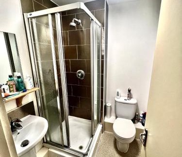 Salford House | En-suite Double room in shared City Center Apartment