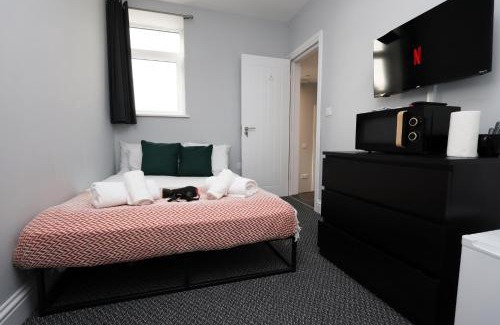 Llanelli Apartment | En-Suite Double Rooms, Smart TV Comfy Style