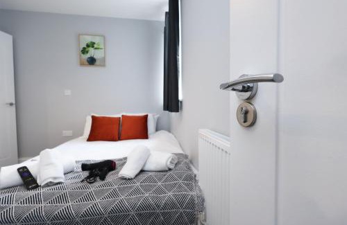 Llanelli Apartment | En-Suite Double Rooms, Smart TV Comfy Style