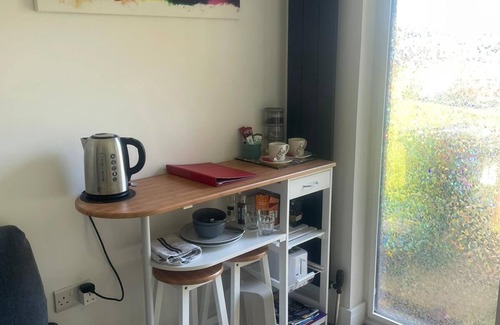 Gilmerton Apartment | En-suite with private entrance in Edinburgh