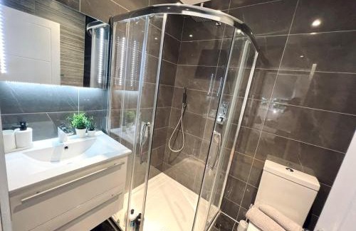 Barnhill House | En-suites with Free Parking 30min to Central London
