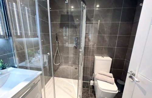 Barnhill House | En-suites with Free Parking 30min to Central London