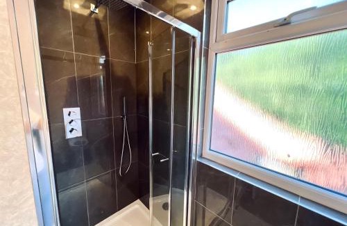 Barnhill House | En-suites with Free Parking 30min to Central London