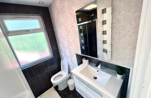 Barnhill House | En-suites with Free Parking 30min to Central London
