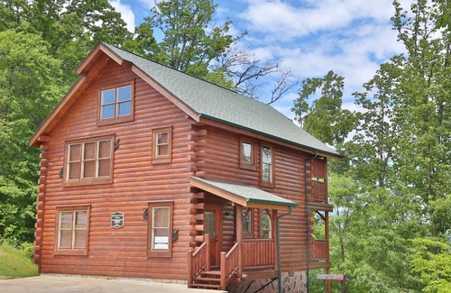 Gatlinburg - Pigeon Forge Cabin | Enchanted 2BR/2BA, Pets OK!