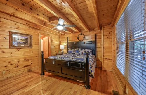 Sevierville Cabin | Enchanted Escape-Luxury Cabin,Gated,Pools,Mini-golf, Brand New Multi-Game Arcade