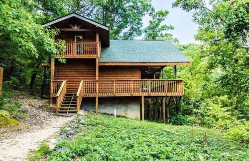 Eureka Springs Cabin | Enchanted Forest Hilltop Hideaway- 1 bedroom Cabin with Jacuzzi tub! Hiking Trail & Cave on property!