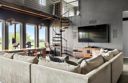 Fredericksburg House | Enchanted Rock Ridge - Cowboy Pool,Hot Tub,Firepit