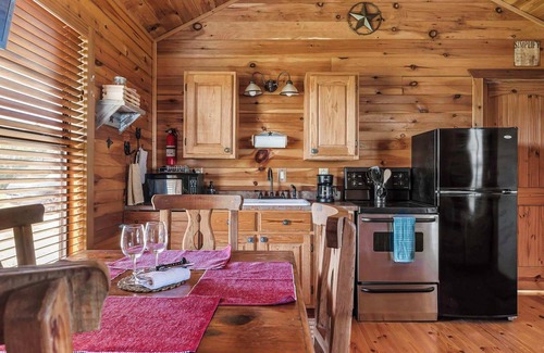 Fredericksburg Cabin | Enchanted Rockview Cabins | 6 Beds | Firepit