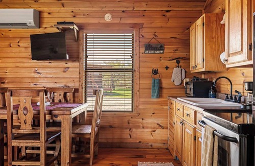 Fredericksburg Cabin | Enchanted Rockview Cabin 2 | King bed