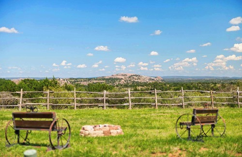 Fredericksburg Cabin | Enchanted Rockview Cabin 4 | Accessible | 2 Queens