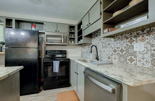 Newnan Villa | Enchanting 2-Bedroom By the Lake